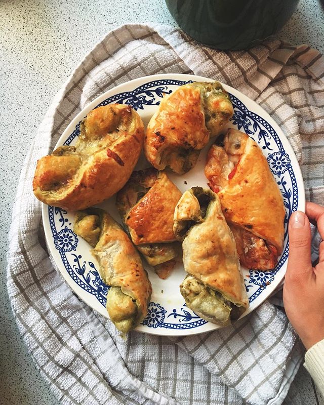 Hver tirsdag har jeg æren af at tilbringe timer sammen med en dreng, som jeg holder meget af. Vi laver mange ting sammen, men vi er især vilde med at bage og lave mad. Idag lavede vi butterdejshorn, som smager fantastisk og kan varieres i uendeligheder 🥐. De blev både lavet med pesto, chili, ost, kød og vegetarisk. Opskriften kan du finde op bloggen, bare søg butterdej i søgefeltet. I næste uge har jeg lovet ham at vi skal lave cookies, fordi som han siger: det behøves ikke altid være lige sundt 🍪.. Børn er fantastiske. 
#butterdej #carolinethorsfelt #opskrift #inspiration #vegetar #mad #børnerepiske