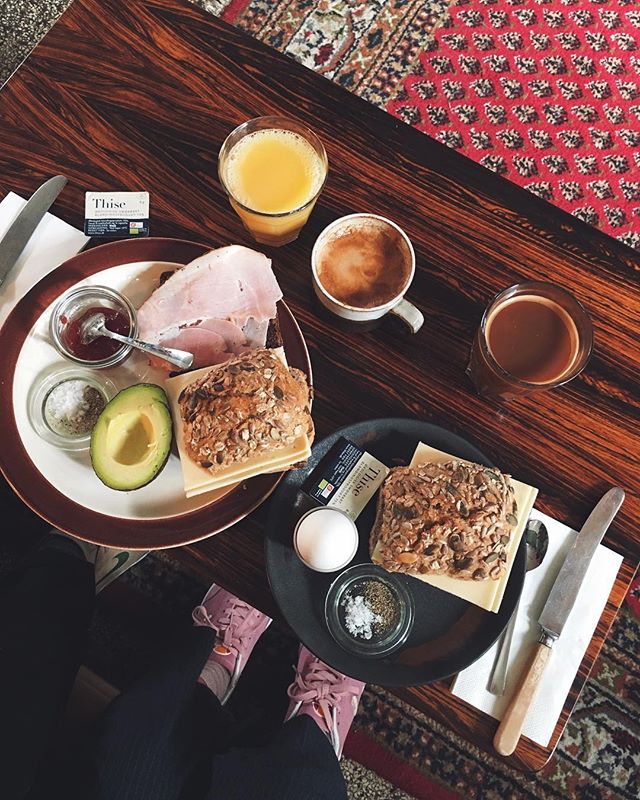 Nogle gange skal man bare trække vejret helt ned i maven og holde søndag på en tirsdag ☕️🥐🍂.. #rellys #brunch #morgenmad #breakfast #happy #loveit #stævnemøde #hejmalte