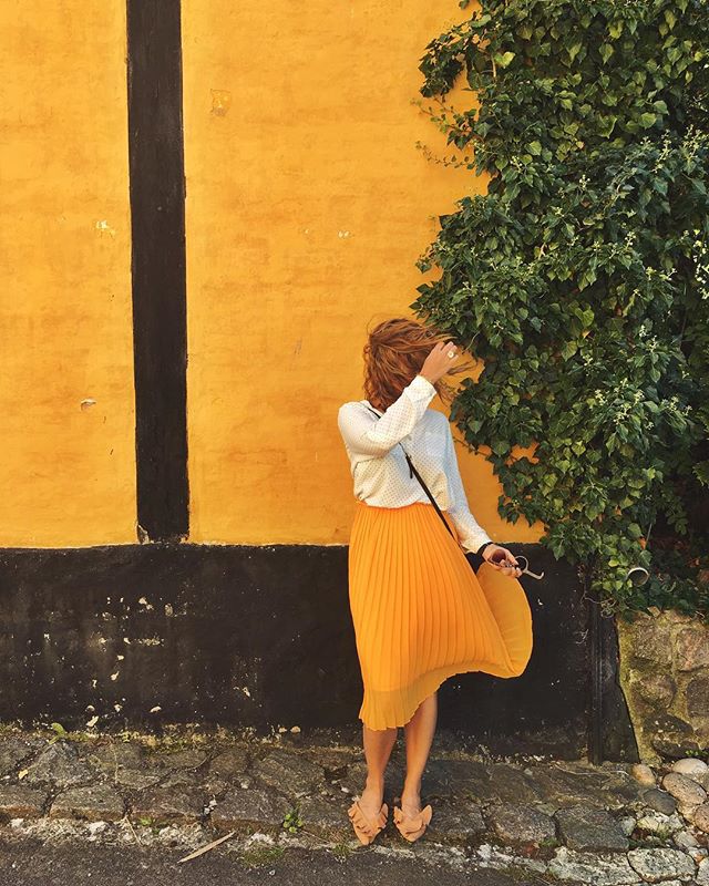 ..Selvom det var ubehageligt at indrømme, så var jeg nødt til at være ærlig. “Jeg er inde i en lidt dum periode lige nu” – når først ordene var ude af min mund, kom tårerne løbende derefter.. ærlighed pryder bloggen idag, fordi jeg må nok komme til den erkendelse at jeg har brug for at passe lidt ekstra på mig selv lige nu 🌈.. Læs om det på carolinethorsfelt.dk - husk: du er aldrig alene. ♥️
#elskdigselv #duerikkealene #duernok #paspådigselv #duervigtigst #dinkropdineregler #carolinethorsfelt #nytindlæg