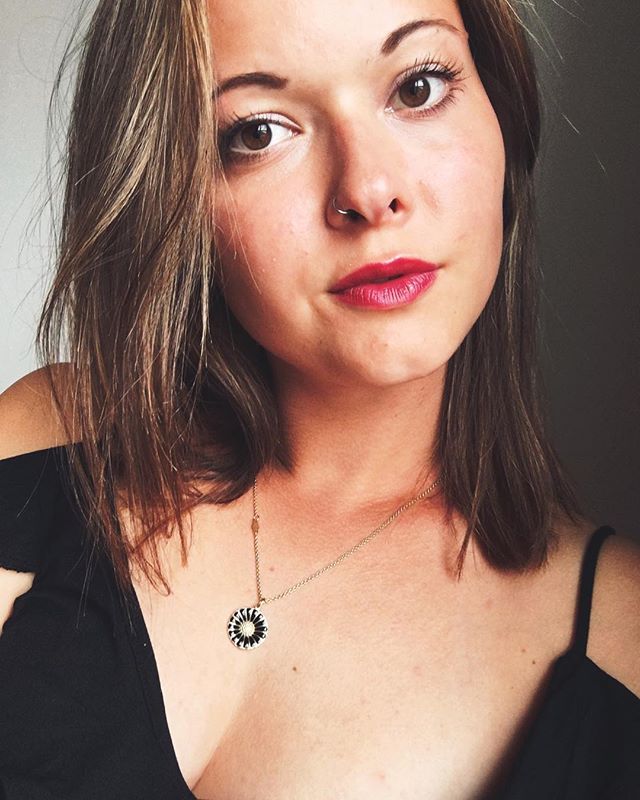 Lad os sammen sige farvel til de lysere dage.. vide at det kun nu bliver mørkere, men kun for en stund. Være opmærksomme på at solen altid skinner, måske bare længere væk og i kortere tid over os. Være taknemmelige for at selvom det har været den koldeste sommer, så lægger jeg mine lysteste minder deri. 🌈.. Glæde sig over at sweateren kan hives frem igen og det altid er acceptabelt at drikke varm kakao og gå med hyggesokker. Stoppe op nogle gange, trække vejret ned i maven og sige et indre tak til alt det gode du har i dit liv, som du ofte glemmer i forbifarten. Husk: du er nok, helt præcis som du er - både sommer, efterår, vinter og forår 🍂🍃.. #hejoktober #huskdigselv #duerikkealene #duervigtigst #duernok #dinkropdineregler