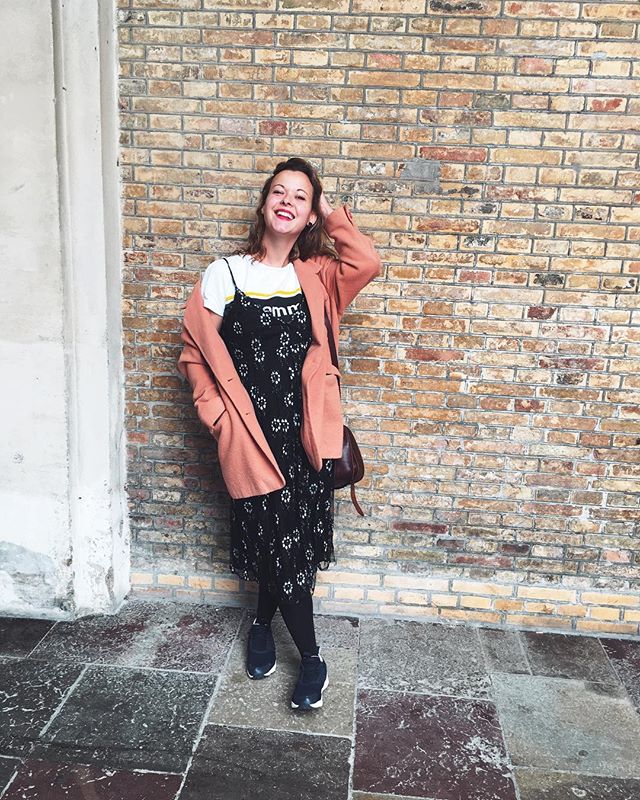 Smilet er stort i mit nye genbrugstøj! Jeg var så heldig at finde jakken til 25 kr og kjolen til en flad 50'er ♻️.. Genbrug er stedet hvor man kan finde anderledes ting og billige fund! Perfekt for mit miljø-bevidste-hjerte og min SU-pengepung 🌱.. pas på vores planet, det er den eneste vi har -shop derfor mere brugt tøj! ♥️
#grønerdetnyesort #genbrugerguld #genbrug #hitme #carolinethorsfelt