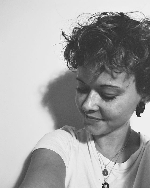 “.. Jeg græd. Pressede puden ind i hovedet på mig selv, mens jeg hulkede. Det var rart, jeg burde græde noget oftere. Jeg følte mig ensom, jeg følte mig utilstrækkelig, jeg følte mig så alene i alt. Det er okay...” .
.
Jeg ved ikke hvorfor det for mig, er/har været en svaghed at være ked af det. Måske fordi jeg aldrig har lært at leve i følelsen. Det er okay at græde, mærke det der gør ondt og acceptere at min krop reagerer som den gør. Tak for jeres ord, og igen har jeg vendt alle mine følelser på vrange, og skrevet sårbare linjer om de her følelser som gjorde for ondt at skrive i sidste uge, men som jeg kan rumme nu - link i bio ♥️.
.
.
.
.
.
.
#duernok #dinkropdineregler #carolinethorsfelt #paspådigselv #særligsensitiv #træls