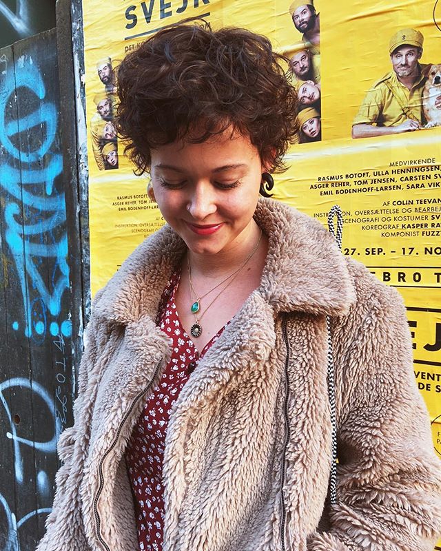 Det var sjovt nok, meget mere grænseoverskridende for mig at få farvet mig hår mørkt, end at få det klippet kort. Det er en kæmpe omvæltning og jeg er enormt vild med det ♥️ Kort efter jeg gik fra frisøren, prikkede en kvinde mig på skulderen og sagde: “vild fedt hår du har! Du ligner lidt Rizzo fra Grease” 👏🏻 Kæmpe kompliment. Mørkhåret krøltop - og jeg elsker det 🌈.
.
.
.
.
#vaerkkbh #shortcurlyhair #dinkropdineregler #carolinethorsfelt #newlook