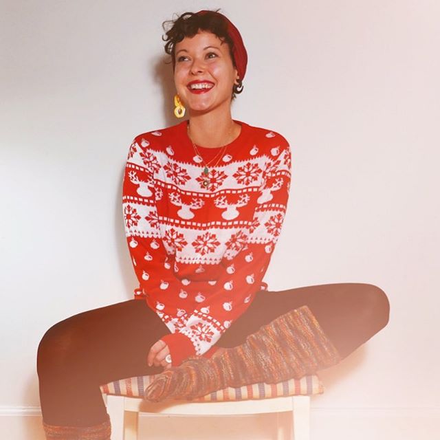 | reklame | 🤶🏻🎄.
.
Hohoho! Jeg har altid elsket jul, måske fordi det er den tid på året, hvor der er aller mest magi og glimmer i luften. Måske fordi folk som regel er lidt sødere? Selvom jeg er voksen og desværre ikke længere sender breve til julemanden - så sørger jeg alligevel for at pynte op, gå i juletrøjer, spise clementiner, drikke juleøl, kramme min familie og købe kæmpe masse gaver. I år får den ekstra meget glimmer, fordi det synes jeg at jeg og vi trænger til ✨ Jeg er allerede tyvstartet, så håber du får en glimrende weekend. Husk dig selv, husk hyggen 🌈.
.
.
.
.
#julesweaters #julesweatersdk #familienijuletrøjer #danmarksstørsteudvalg @julesweaters