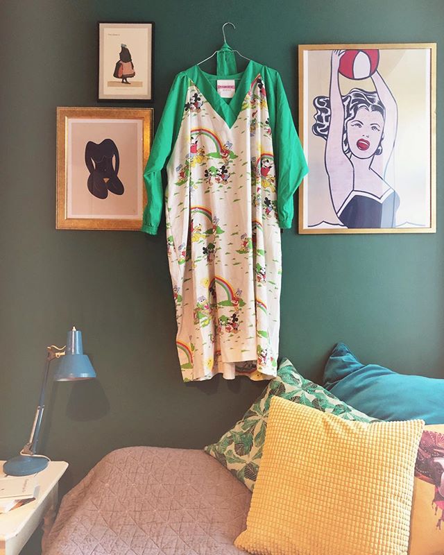 Modet til at turde at skille sig ud. Gå egne veje, have stolte meninger og stå ved egne holdninger. Sætte grænser, sige “stop” og have ro i maven omkring det. Det er en livslæring. Det er okay ⭐️. Jeg er nået alderen hvor jeg tør gå i anderledes kjoler, der minder mig om min kære barndom. Glæden og varmen i kroppen, da jeg så denne kjole - den skulle blive min! Lavet ud af gamle stykker stof - lavet til et vokset menneske med en barnlig sjæl. Der er, og har aldrig været, noget som helst galt i at være dig. Du er mere end nok! 💭 Sæt dine egne grænser, mærk dine egne drømme, stol på din egen mavefornemmelse 💚.
.
.
.
.
.
#myrainbowtee #duernok #elskdigselv #dinkropdineregler #løspåtråden #genbrugstøj