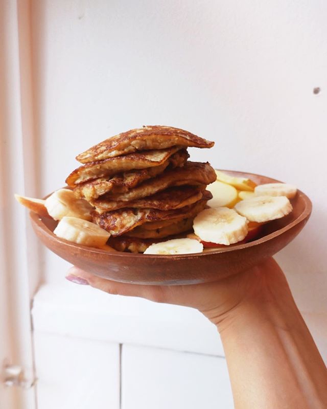 Jeg vågnede kl 7.00, min krop nåede ikke engang at vågne, inden min hjerne sagde: “op at stå!” “Ud og læs, ind og skriv indlæg, op og træn, vask noget tøj..” jeg blev træt ved tanken. Tanken om at man hele tiden skal være på forkant med alting. Det gider jeg ikke.. jeg sov videre til kl 8.30, stod op og lavede bananpandekager til mig og Malte. Jeg tillader mig til at være doven, men jeg er nødt til at tvinge mig selv til at lave ingenting, fordi det ligger så unaturligt for mig. Følelsen af at man ikke vil gå glip af noget.. frygteligt. Ved at gå mere glip, så er man måske mere tilstede i nuet. Min evige kamp. Men jeg er fokuseret på det, og idag render jeg rundt i nattøj, drikker kaffe og bare følger kroppens behov 🥞☕️ 3 dybe vejrtrækninger og en reminder om at jeg er vigtig, ligesom du! Tak 🌈.
.
.
.
.
#jegernok #duernok #elskdigselv #trækvejret #bananpandekager