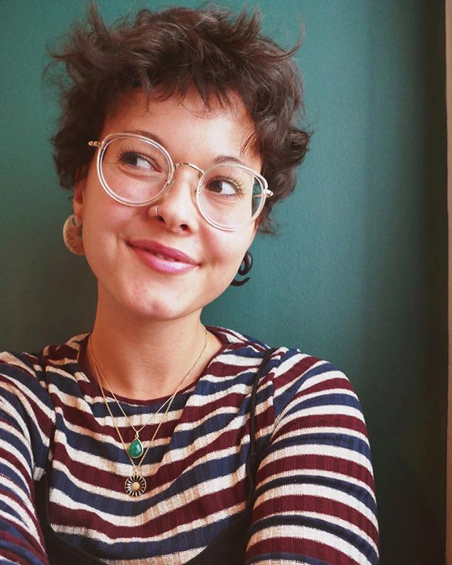 Jeg har hele weekenden skiftevis elsket og været ked af mit hår. Jeg har både gemt det væk men også taget helt vildt mange fede billeder af det. Jeg har fundet ud af hvor meget af min selvsikkerhed og identitet der faktisk sad i mit hår. Jeg føler mig bestemt meget flot og skøn nu, men det er noget helt andet og dét tror jeg lige der tager tid, før jeg vænner mig til det. Min ene tanke var: “kan jeg nu være sexet?” - hvorfor skulle korthåret kvinder ikke kunne være sexet? Hvorfor sidder det så dybt i mig, at kvinder skal have langt hår og gode former? Hvem fanden har bildt mig det ind? (Svar: mænd? Samfundet?).. Det er en KÆMPE befrielse at have kort hår, og jeg skal dagligt minde mig om at jeg er lige så skøn og lækker med det, som jeg var med mit lange. Jeg er ekstremt glad for det, og det er okay at jeg lige skal vænne mig til det - det skal alle andre også. Men det har fået mig til at indse hvor meget det faktisk betyder for mig at jeg har gjort det! Gjort noget som mange sagde at de synes var en dårlig idé. Bevist at jeg sagtens kan være feminin, skøn og dejlig med kort hår. Du har et liv, en krop og en sjæl - sørg for at passe på det hele og sørg for at udleve dine drømme og ønsker. Jeg var træt af at bo i en alt for firkantet kasse, som jeg sikkert selv havde bygget til mig selv - så nu er den mere blød og har flere sjove kanter! Din krop - dine regler ♥️🌈.
.
.
.
.
.
#shorthair #shortcurlyhair #korthår #kortkrøllethår #dinkropdineregler #carolinethorsfelt #duernok