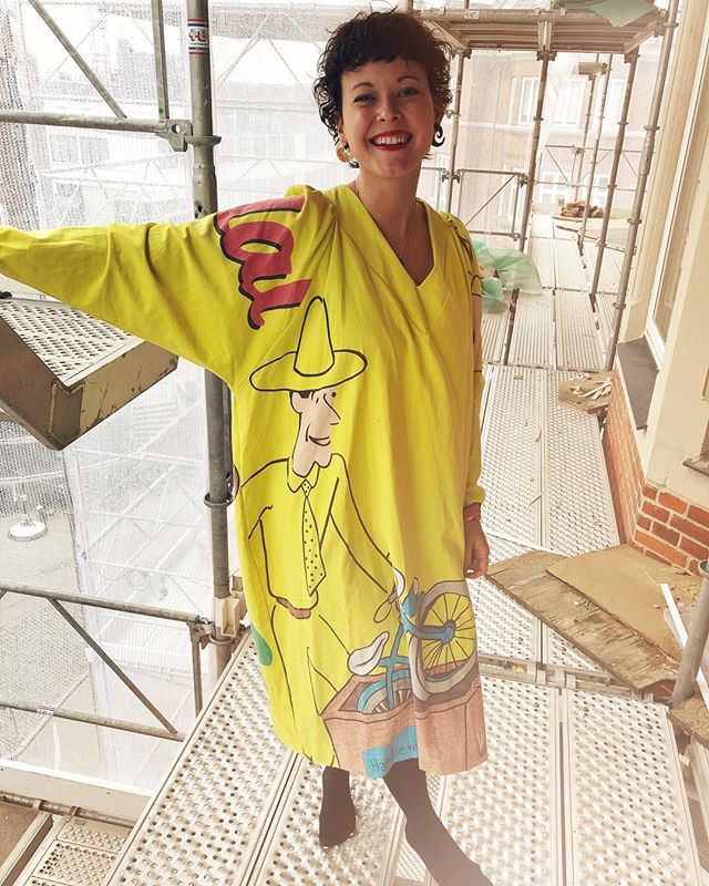 Nogle tager et billede op af en smuk lyserød væg - jeg tager den skridtet videre. På et stillads, udfra 4 sal. Men se lige hvor skøn min Peter Pedal kjole er 🎩 Så er jeg klar til Thanksgiving hos familien 🦃♥️.
.
.
.
.
#bloggerpose #tilnæsteniveau #carolinethorsfelt #genfødt #vintagetøj #genbrugstøj